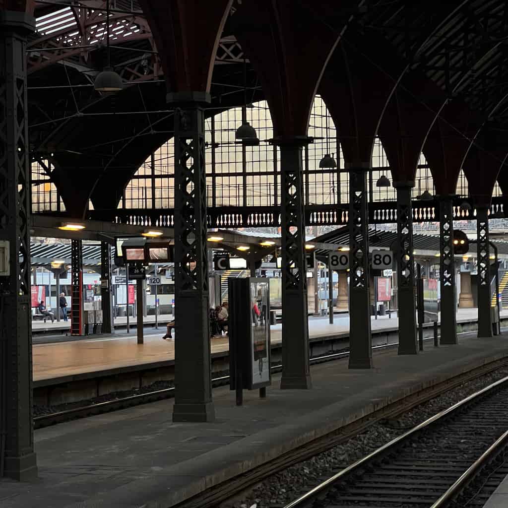 Historischer Bahnhof Kopenhagen mit imposanter Stahlarchitektur