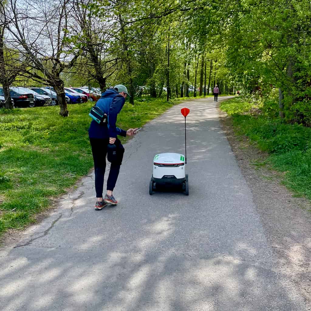 Begegnung mit einem Lieferroboter