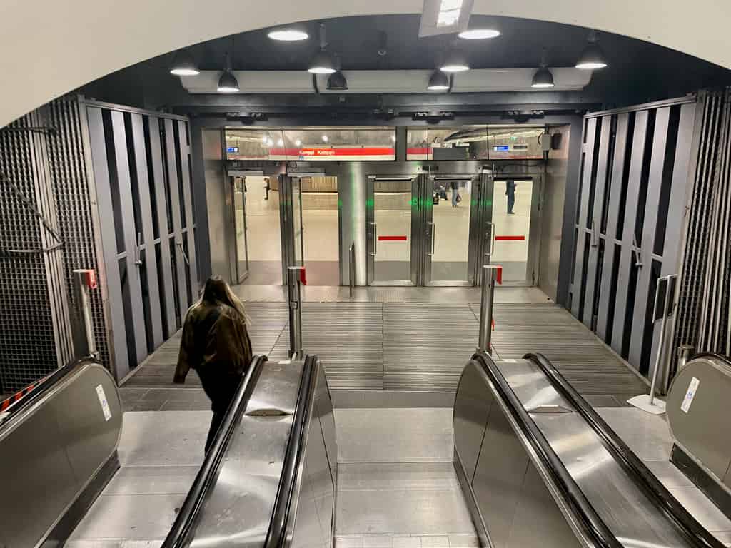 Massive Schutzraumtüren in der U-Bahnstation Kamppi