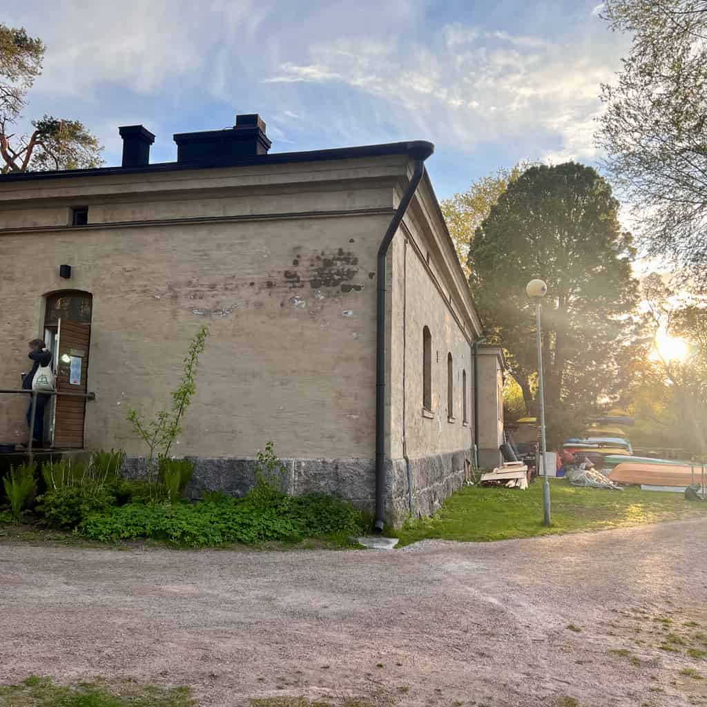 Authentisches Saunagebäude am Wasser